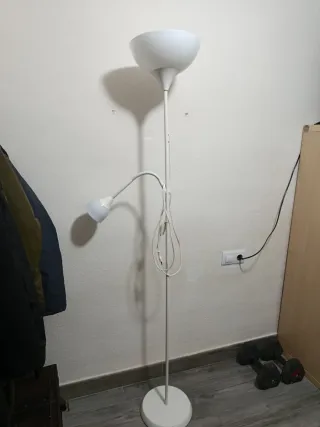 Lámpara de pie moderna blanca