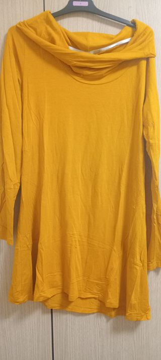 Vestido mostaza cuello drapeado manga larga