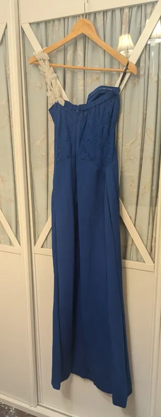 Vestido de fiesta azul con pedrería