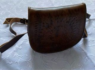 Bolso de piel marrón con diseño