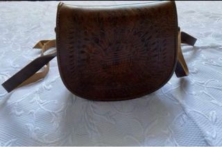 Bolso de piel marrón con diseño