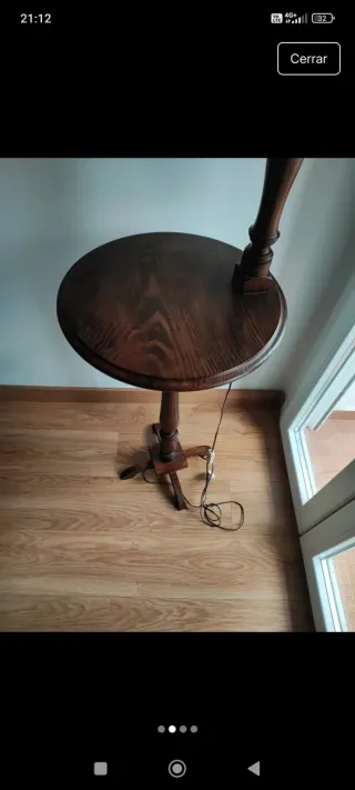 Mesilla auxiliar con lámpara de pie