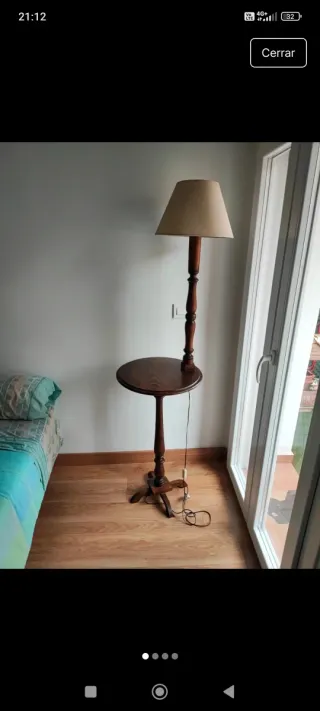 Mesilla auxiliar con lámpara de pie