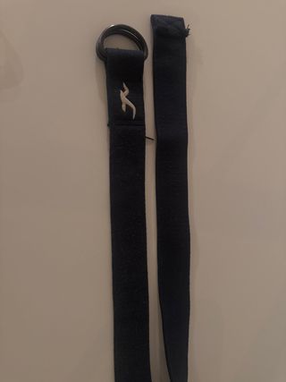 Cinturón azul con hebilla de anilla