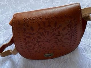 Bolso de cuero marrón con grabado