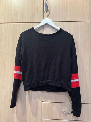 Sudadera negra con rayas rojas
