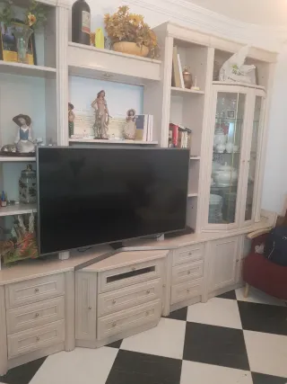 Mueble de salón con vitrina