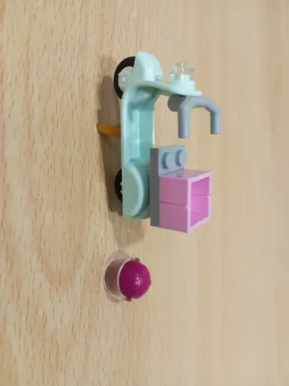 LEGO Friends Mia's Lemonade Stand 41027