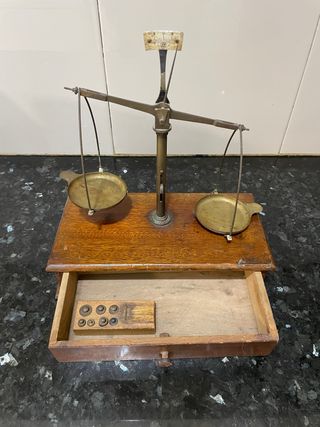 Báscula antigua de platillos con pesas