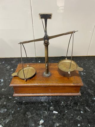 Báscula antigua de platillos con pesas