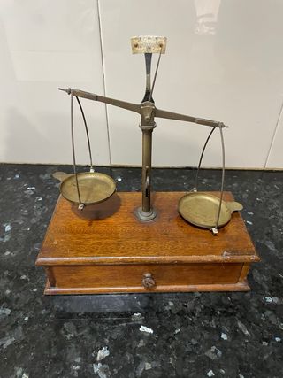 Báscula antigua de platillos con pesas