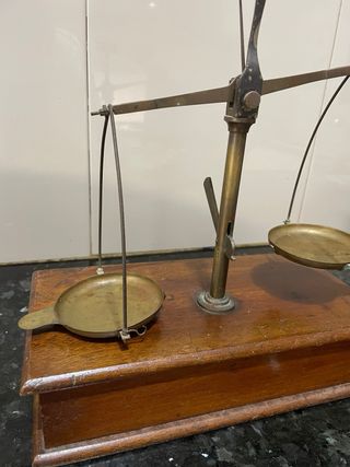 Báscula antigua de platillos con pesas