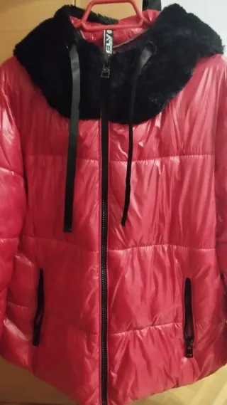 Cazadora roja con capucha de pelo negra