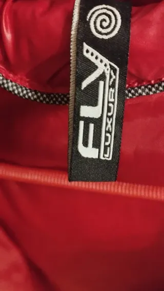 Cazadora roja con capucha de pelo negra