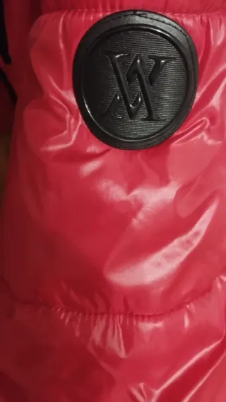 Cazadora roja con capucha de pelo negra