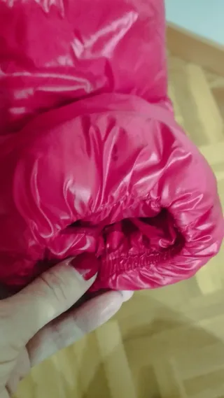 Cazadora roja con capucha de pelo negra