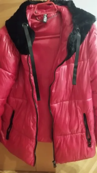 Cazadora roja con capucha de pelo negra