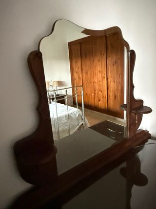 Cómoda de madera con espejo
