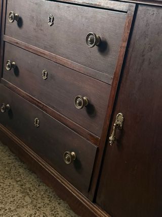 Cómoda de madera con espejo