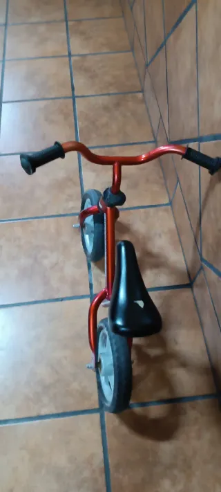 Bici sin pedales roja para niños