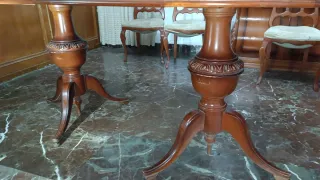 Mesa de comedor antigua de madera
