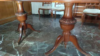 Mesa de comedor antigua de madera