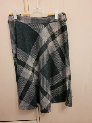 Falda de cuadros gris y verde