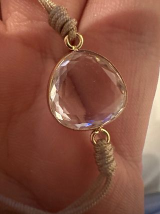 Pulsera con piedra transparente