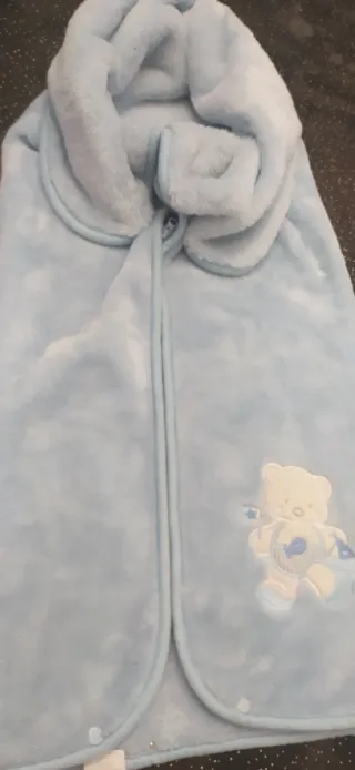 Manta sacó bebé azul oso
