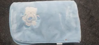 Manta sacó bebé azul oso