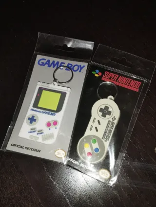 Llaveros Nintendo Game Boy y Super Nintendo