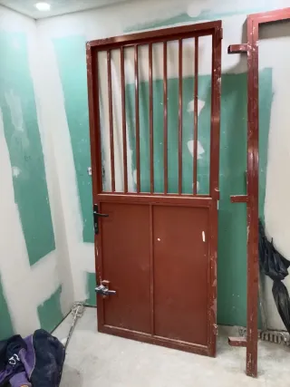 Puerta de metal con barrotes la medida 91 /215