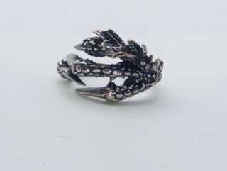 Anillo de garra de dragón plateado