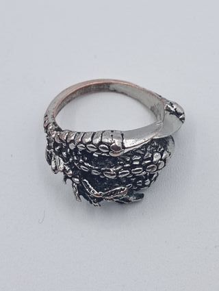 Anillo de garra de dragón plateado