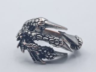 Anillo de garra de dragón plateado