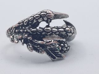Anillo de garra de dragón plateado
