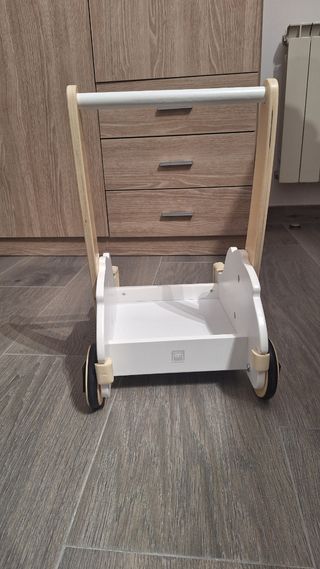 Andador de madera para bebé con cubos
