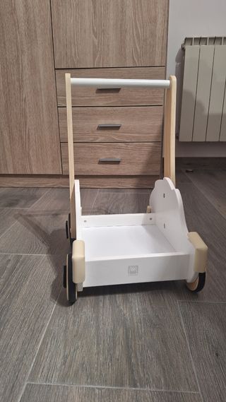 Andador de madera para bebé con cubos
