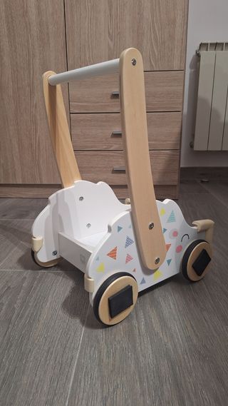 Andador de madera para bebé con cubos