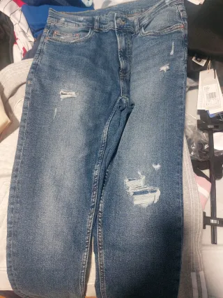 Pantalón vaquero chico desgastado