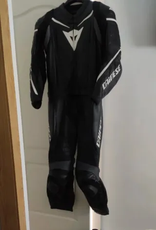 Mono Dainese cuero negro