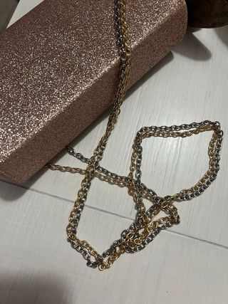 Bolso y tacones dorados y rosas marca Quiz
