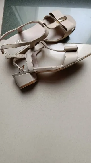 Sandalias ANTEA Beige con Detalles Dorados