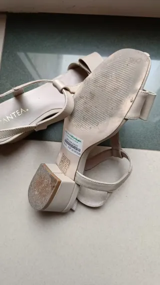 Sandalias ANTEA Beige con Detalles Dorados