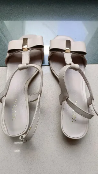 Sandalias ANTEA Beige con Detalles Dorados