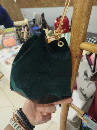 Bolso de terciopelo verde con adornos dorados