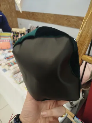Bolso de terciopelo verde con adornos dorados