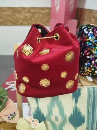 Bolso de terciopelo verde con adornos dorados