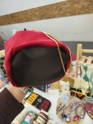 Bolso de terciopelo verde con adornos dorados