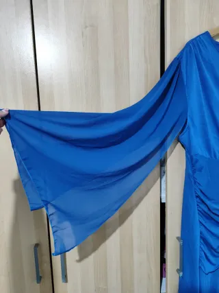 Vestido largo azul drapeado elegante